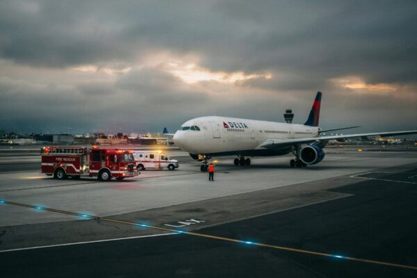 delta flight dl275 japan diversion lax