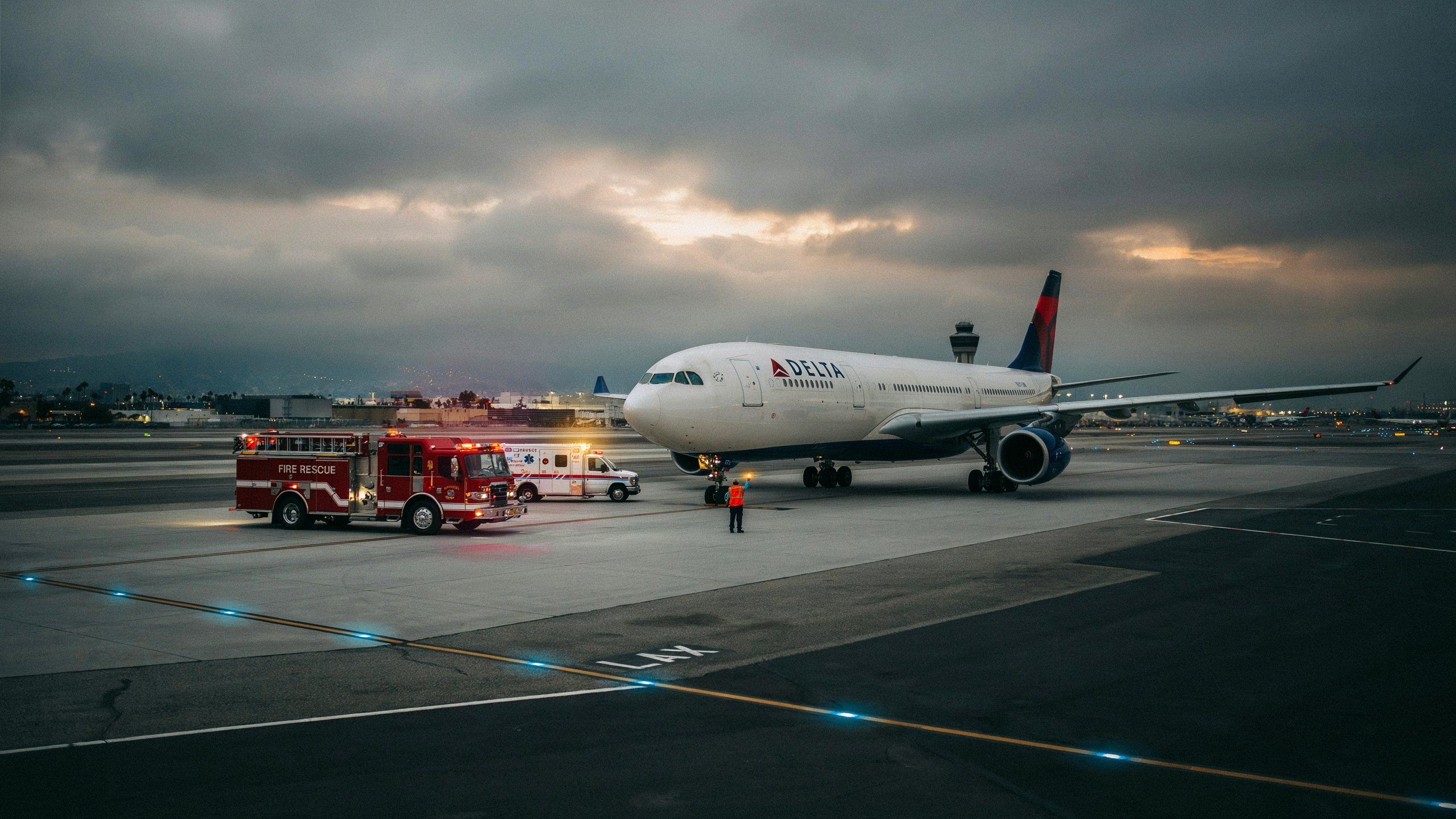 delta flight dl275 japan diversion lax